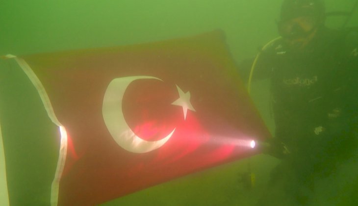 Baraj gölünün 30 metre altında Türk bayrağı açtılar