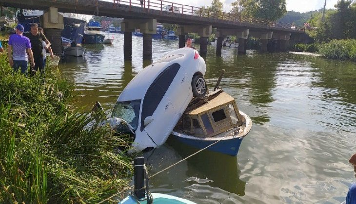 Yoldan çıkan otomobil teknenin üzerine uçtu