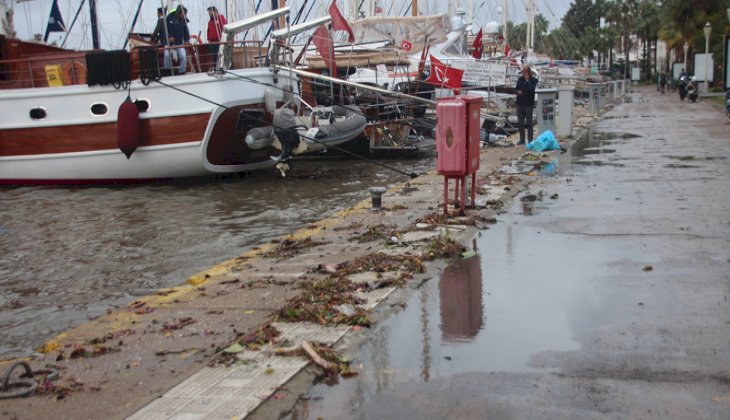 Fırtına nedeniyle tekneler karaya sürüklendi, kayıklar kırılıp battı