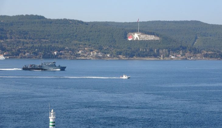 Alman savaş gemisi Çanakkale Boğazı'ndan geçti