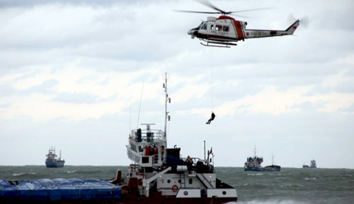 Yaralı gemi personelleri helikopter ile tahliye edildi