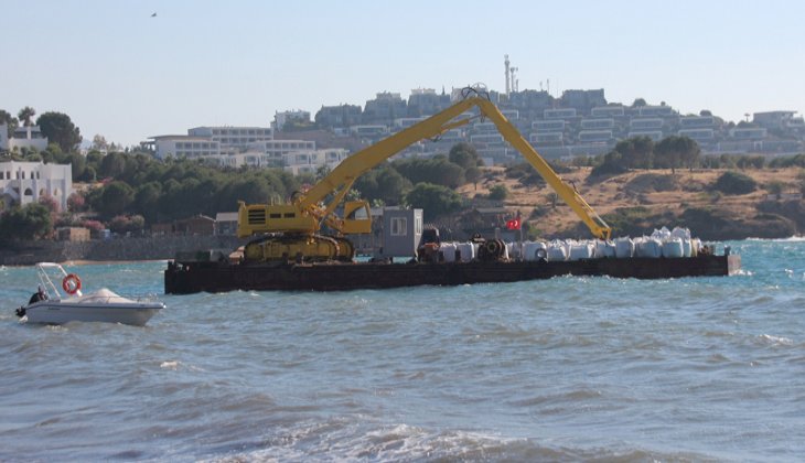 Kepçe ile denizden kum çekilmesine vatandaşlar tepki gösterdi