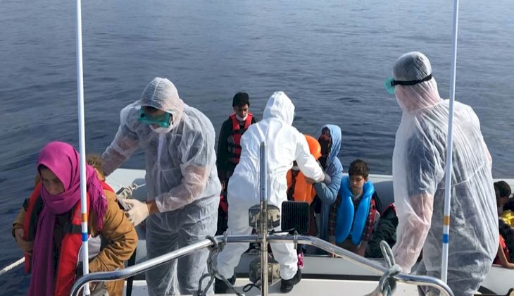 Ölüme terk edilen düzensiz göçmenleri Türk askeri kurtardı