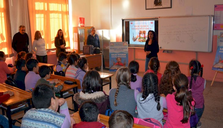 Öğrencilere “Balık ye sağlık ol” eğitimi veriliyor