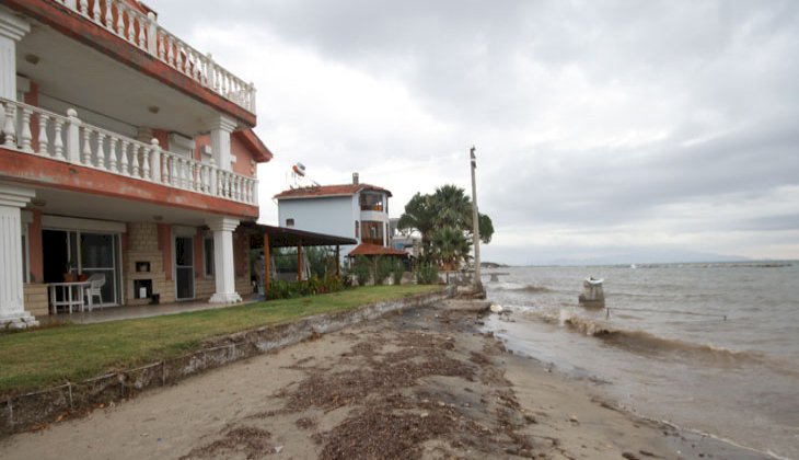 Erozyon nedeniyle evlerin her an denize kaymasından endişe ediliyor