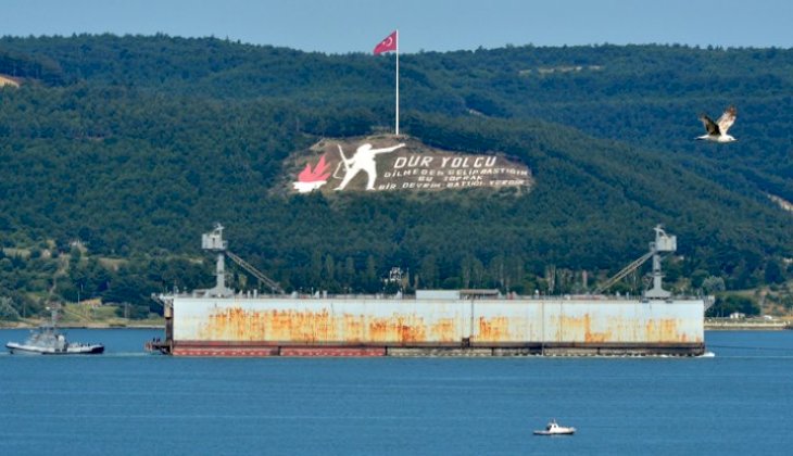 470 metrelik dev askeri gemi havuzu Çanakkale Boğazı'ndan geçti