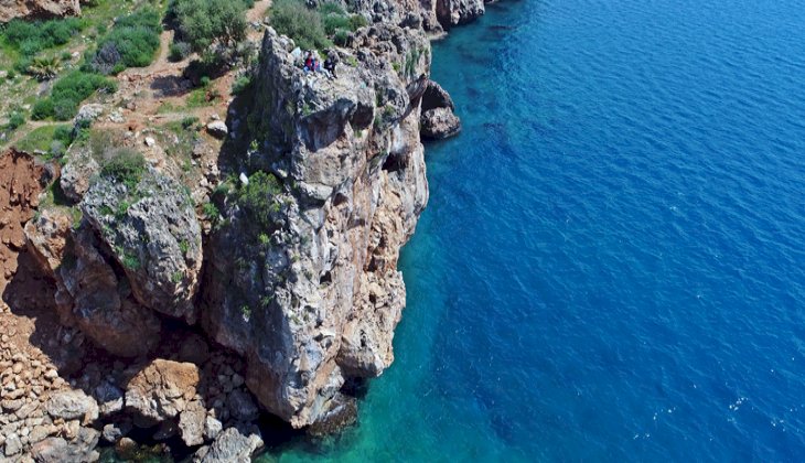 Kayalıklardan denize atlayan genç boğularak can verdi