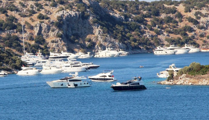 Lüks yatlar Bodrum’a akın edip, tüm koyları süsledi