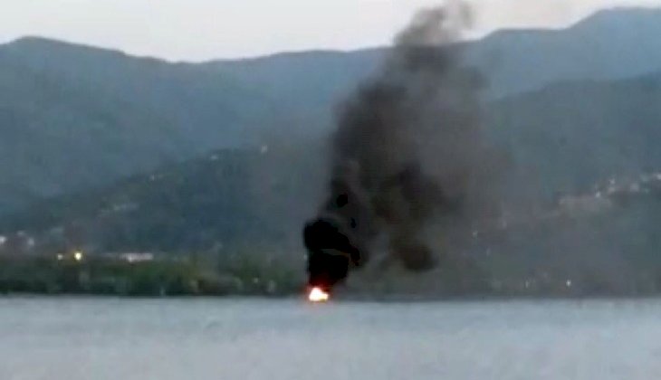 Sapanca Gölü'nde bir tekne alev alev yandı