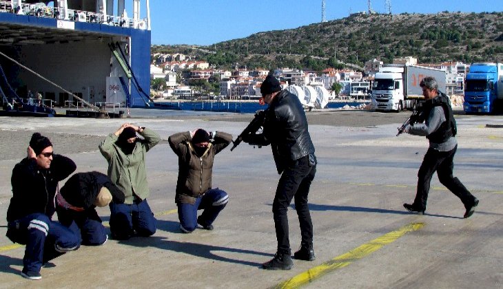 Çeşme'de "limana terörist sızması ve gemiyi ele geçirmesi" tatbikatı yapıldı