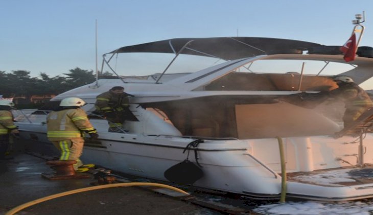 Ataköy Marina'da çıkan yangında yanan yat, kullanılamaz hale geldi