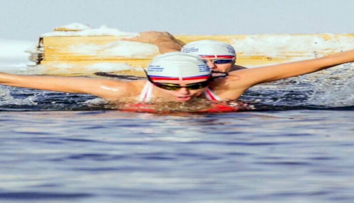 Buzlu suda 1 saat kalan Türk kızı, dünya rekoru kırdı