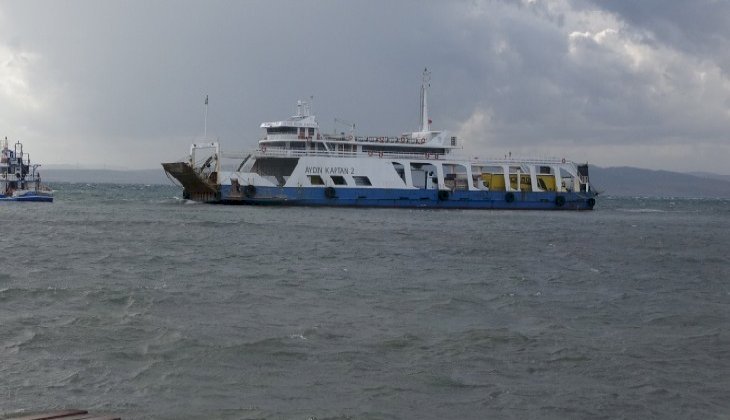 Karaya oturan feribotu kurtarmak için fırtınanın etkisini kaybetmesi bekleniyor