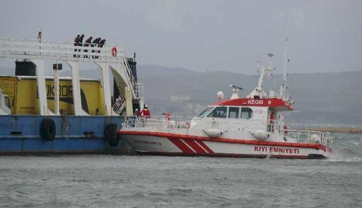 Çanakkale’de karaya oturan feribottan 4 yolcu tahliye edildi