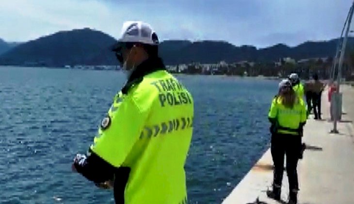 Marmaris polisi denizdeki balıkları besledi