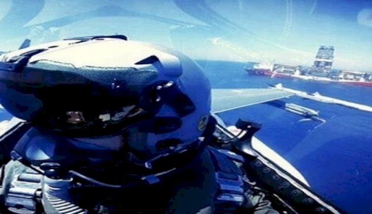 Muhteşem görüntü! Türk F-16'sı, Fatih Sondaj Gemisini selamladı