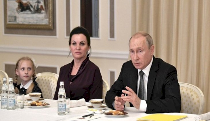 Putin, denizaltı faciasında ölen denizcilerin aileleri ile bir araya geldi