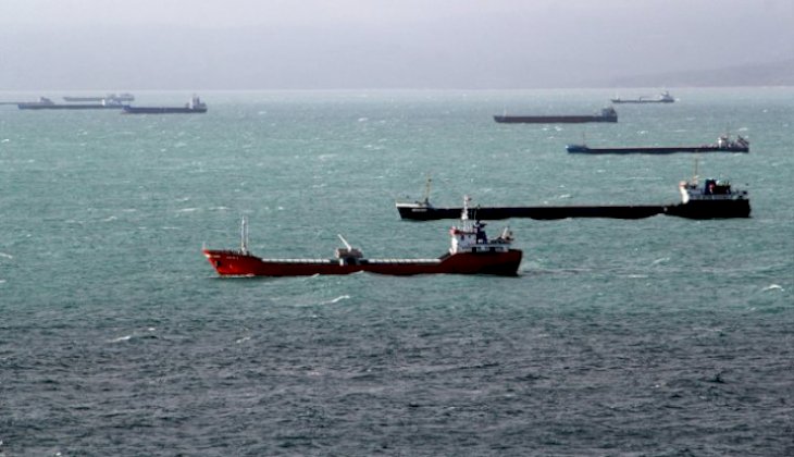 Fırtınadan kaçan gemiler Sinop Limanı'na sığındı