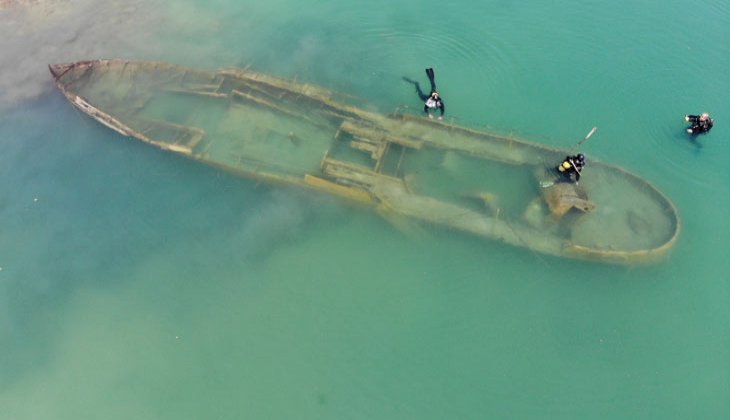 Van Gölü’nde bir batık gemi daha gün yüzüne çıkartıldı