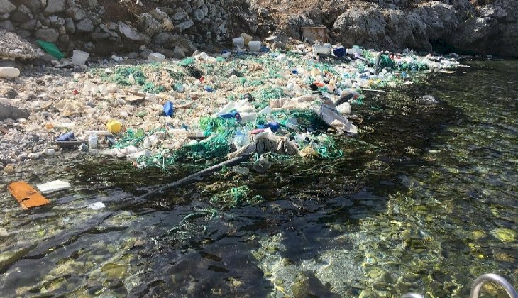 Muğla'da denizin ortasında utandıran görüntü