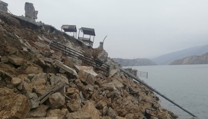 Deprem nedeniyle feribot iskelesi de hasar aldı