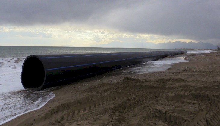 Antalya’da sahile vuran dev boru, şaşkınlığa neden oldu