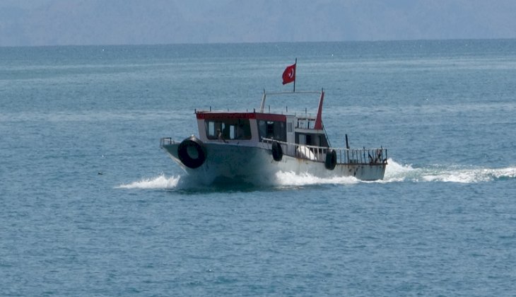 Van Gölü'nde battığı iddia edilen tekneyi arama çalışmaları sürüyor