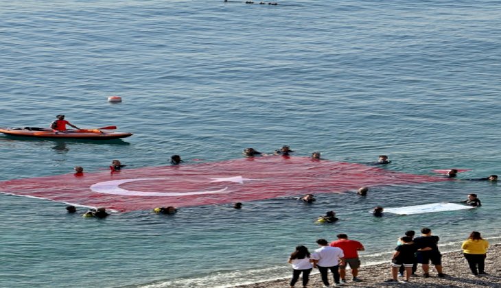 Su altında 54 metrekarelik Türk bayrağı açıp asker selamı verdiler