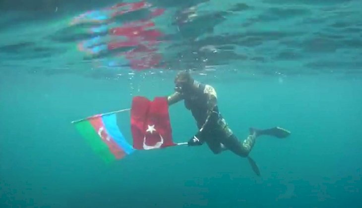 Cumhuriyet Bayramı’nda Türk ve Azerbaycan bayraklarıyla dalış yaptı