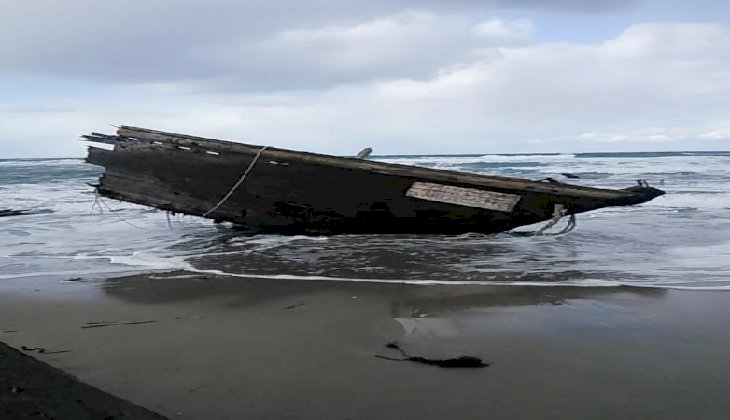 İçinde cesetler olan hayalet tekne sahile vurdu