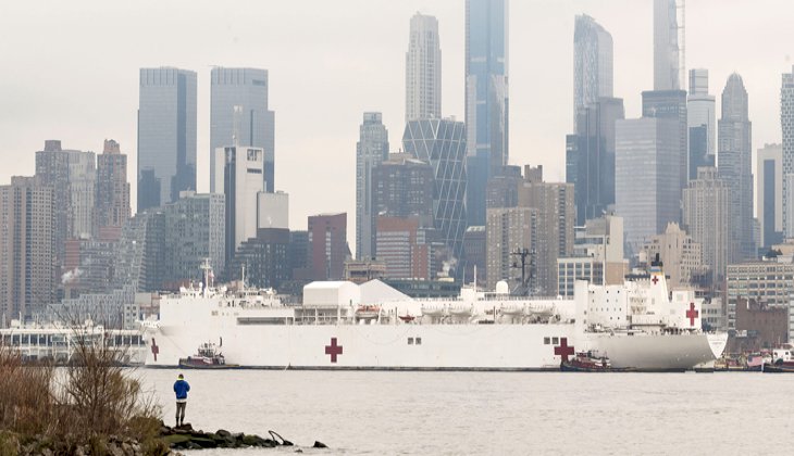 Bin yataklı hastane gemisi USNS Comfort, New York’a ulaştı
