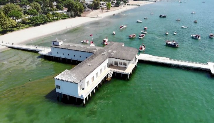 Balıkçı tekneleri Florya Atatürk Köşkü'nü selamladı