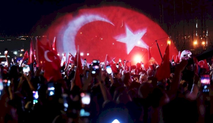 Bodrum’da dev Türk bayrağı denizde dalgalandı