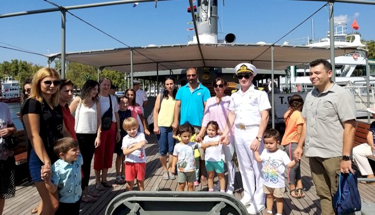 Askeri gemiler vatandaşların ziyaretine açıldı