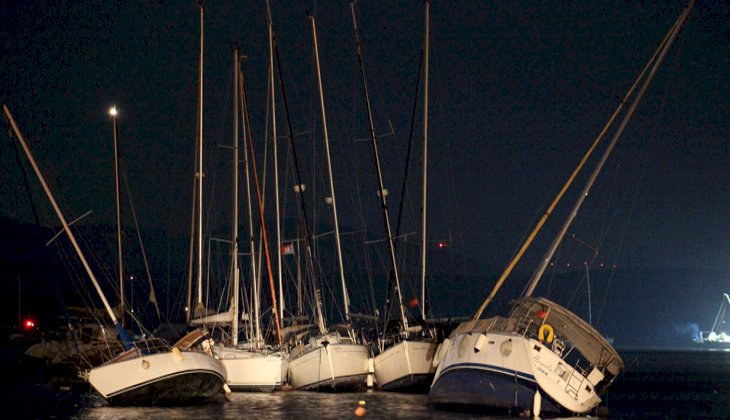 Depremin ardından oluşan tsunami sonrasında denizdeki yüzlerce tekne açığa sürüklendi