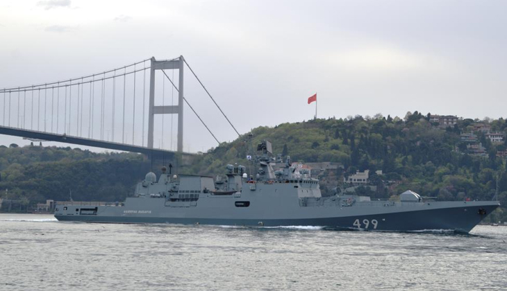 Rus Donanmasına ait "Admiral Makarov" gemisi İstanbul Boğazı'ndan geçti