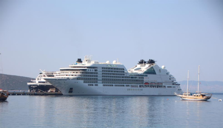 "SEABOURN ENCORE" İSİMLİ KRUVAZİYER BODRUM'A YANAŞTI