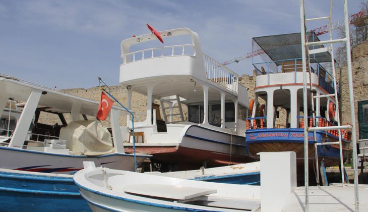 Sinop’ta kısıtlamayı fırsata çevirip tekneleri bakıma aldılar