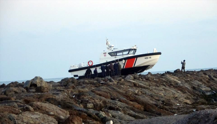 SİNOP'TA YANAN MV BEATA GEMİSİNİN KAPTANINI ARAMA ÇALIŞMALARINA KATILAN SAHİL GÜVENLİK BOTU KAYALIKLARA ÇARPTI!