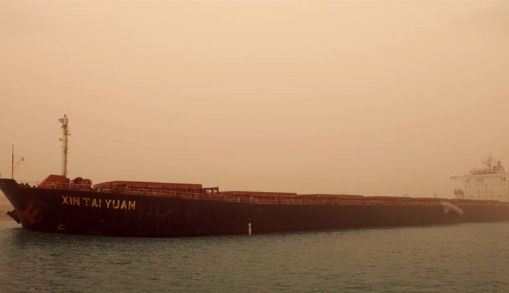 Süveyş Kanalı'nda dökme yük gemisi karaya oturdu!