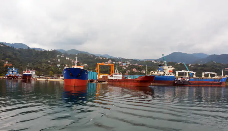 Trabzon tersanesinde hummali mesai iki yuk gemisi daha tersaneye yanasti