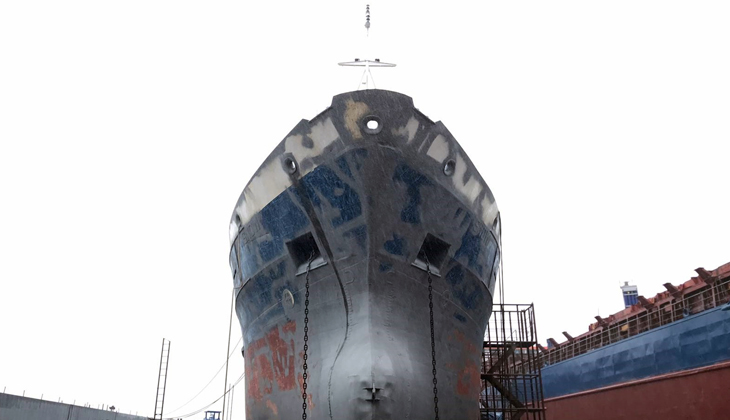 Trabzon Tersanesi'ne yanaşan "SNOW" isimli yük gemisinin bakım-onarım çalışmaları yürütülüyor