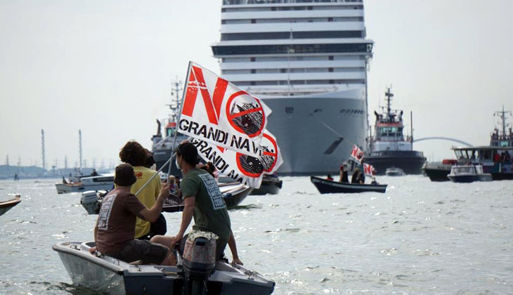 Venedik'te kruvaziyer seferlerinin tekrar başlaması protesto edildi
