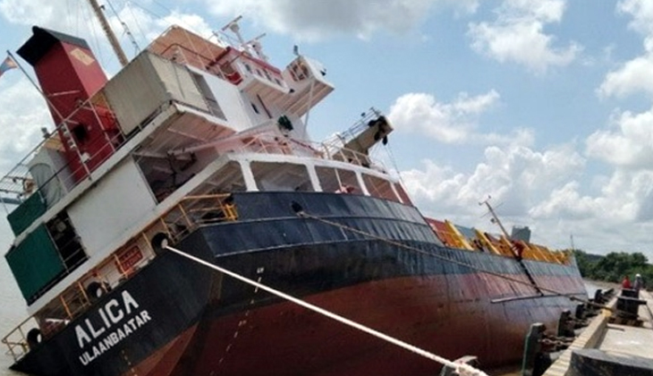 Vietnam'da 2 bin 500 tonluk yük gemisi alabora oldu