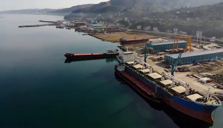 Volgo balt 213 isimli yuk gemisi bakim onarim calismalari icin trabzon tersanesine yanasti