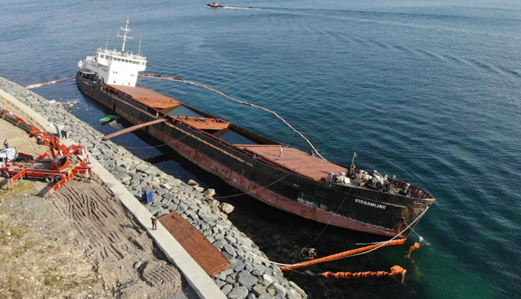 Zeytinburnu'nda fırtına nedeniyle kıyıya vuran Streamline gemisinin parçalanma işlemleri başladı