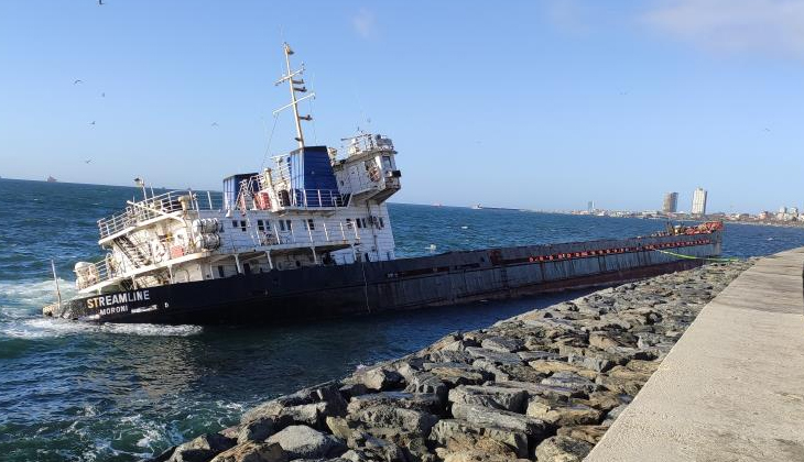 Zeytinburnu'nda karaya oturan gemi batmasın diye halatla taşlara bağlandı