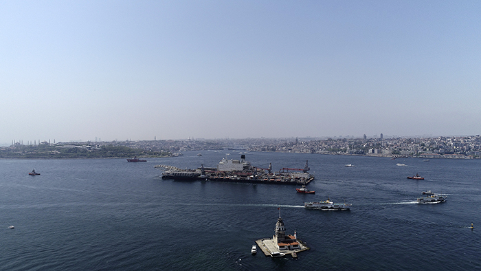 Dünyanın en büyük inşaat gemisi İstanbul Boğazı'ndan geçti