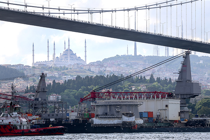 Dev inşaat gemisi İstanbul Boğazı'ndan geçti