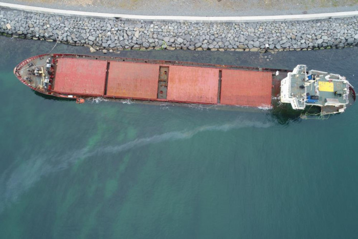 Zeytinburnu'nda karaya oturan Streamline isimli gemiden yakıt sızmaya başladı